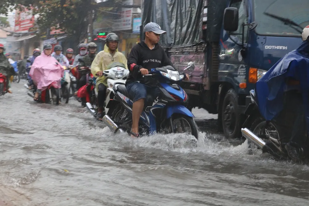 Nhọc nhằn di chuyển trong mưa chiều 7-11 ảnh 3 Nhọc nhằn di chuyển trong mưa chiều 7-11 ảnh 3